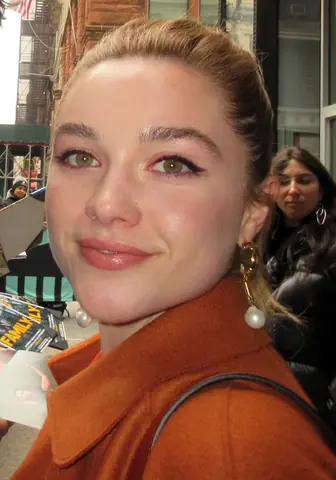 Florence Pugh in 2019 (cropped)