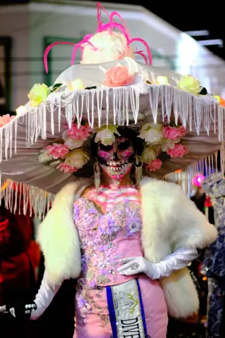 Catrina con ropa regional mexicana en el Paseo de las Catrinas de Mérida, 2024 04