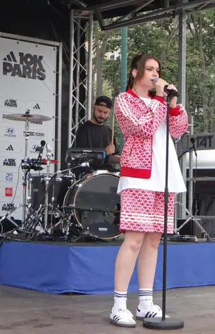 Adele Castillon concert 10km Adidas Paris 11 juin 2023 (5)