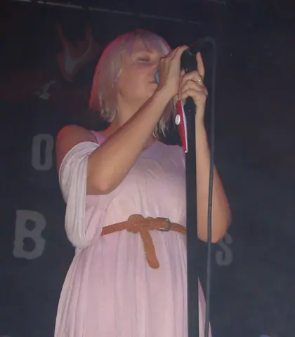 Sia Furler in concert with Zero 7 in San Diego (cropped)
