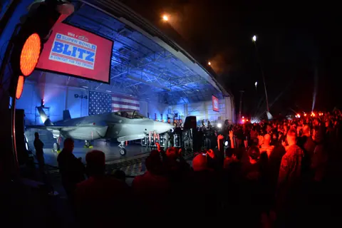 Luke hosts VH1 concert 150130-F-TZ771-076