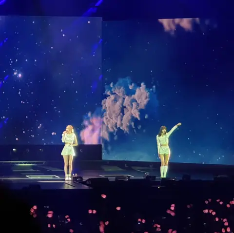 20190518 Blackpink Amsterdam concert 09 Rosé and Lisa