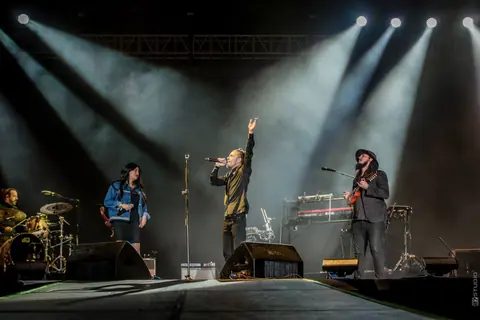 Gonzalo Calmet junto a Café Tacvba y Wendy Sulca en el Estadio Monumental (2018)
