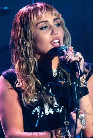 Miley Cyrus Primavera19 -226 (48986293772) (cropped2)