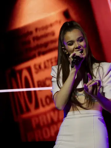Hailee Steinfeld 1