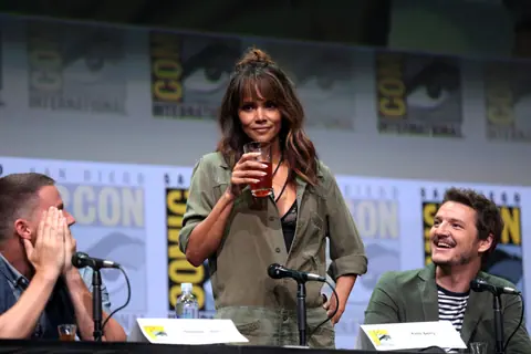 Halle Berry & Pedro Pascal
